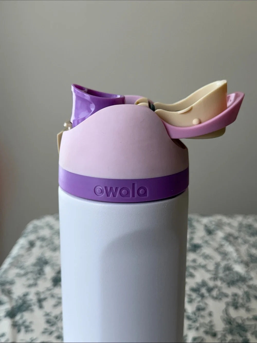 Owala light Lavender purple Insulated Water Bottle with Carry Handle 24oz
